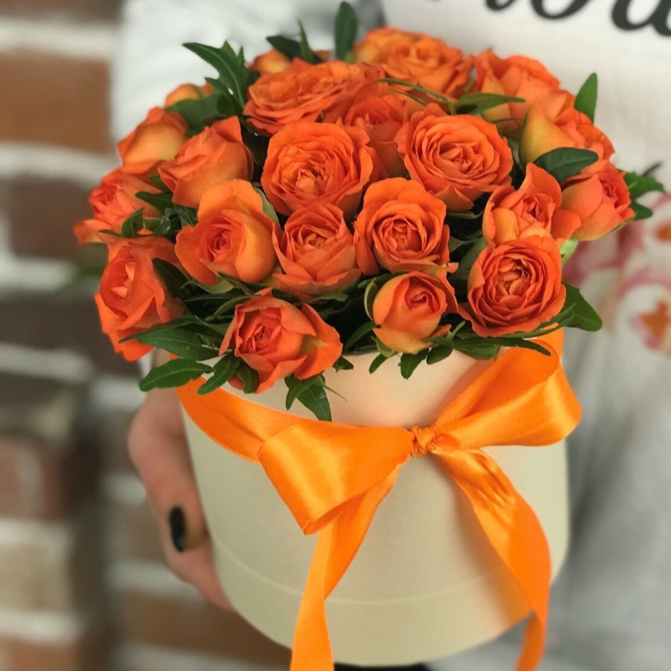 Оранжевые розы в коробке