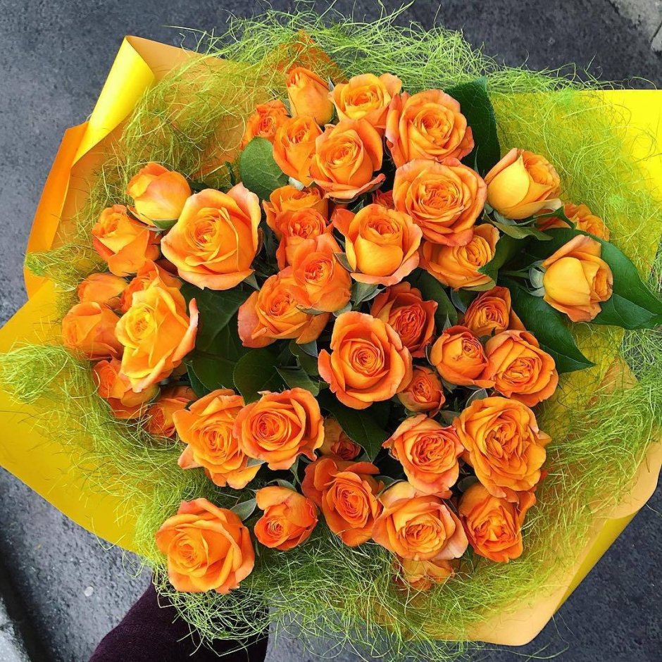 Букет с оранжевой кустовой розой