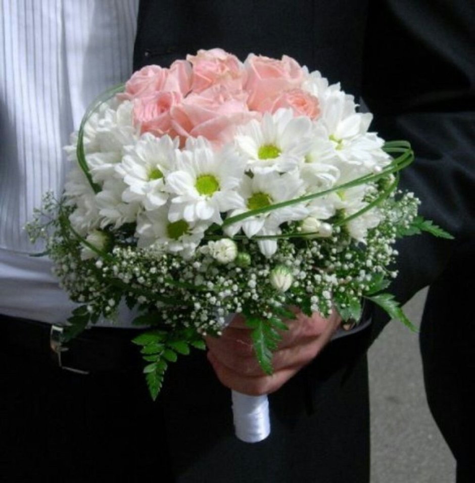 Букет невесты гипсофилы и хризантемы
