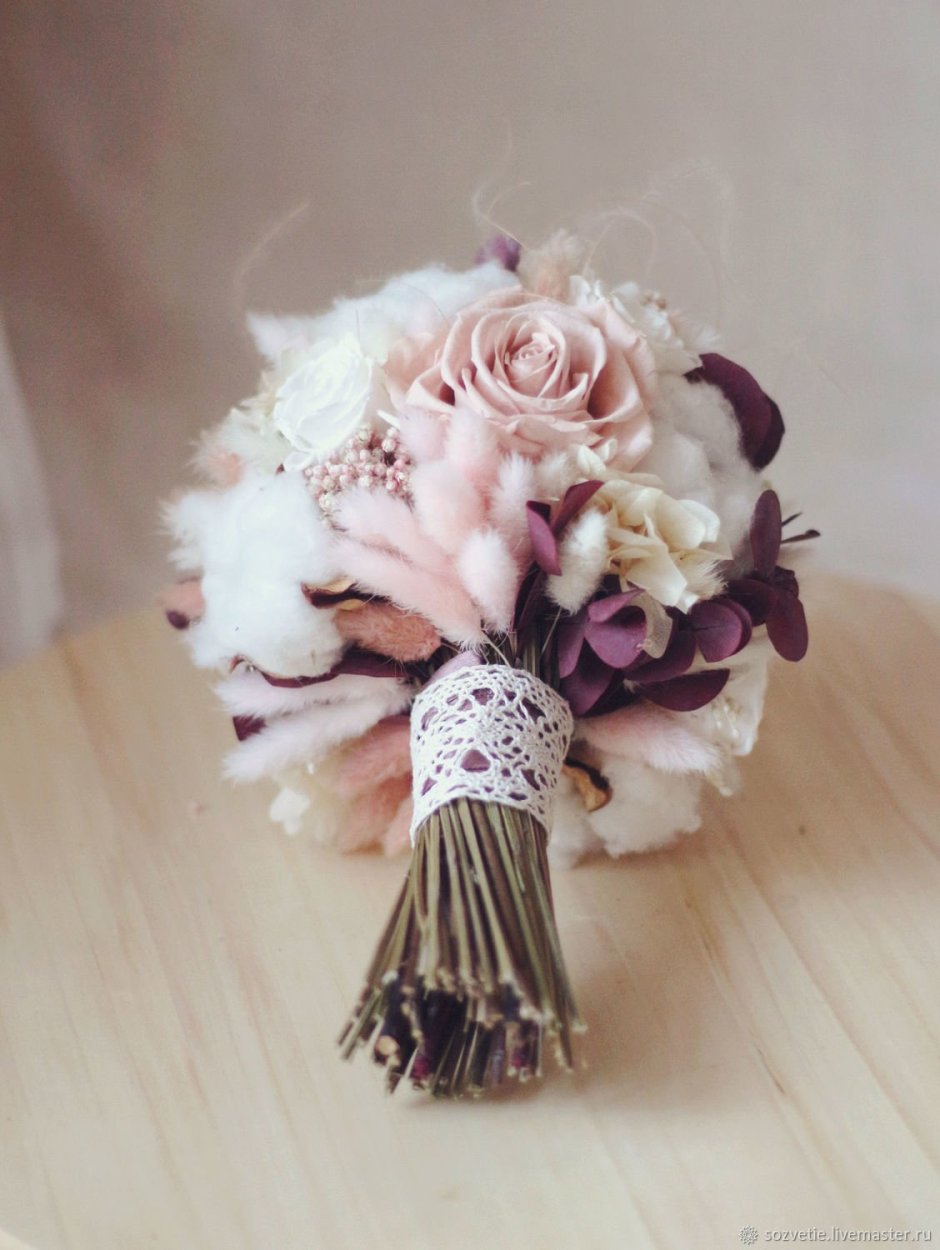 Букет невесты из стабилизированных цветов и сухоцветов