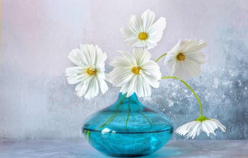 Бирюзовые цветы в вазе