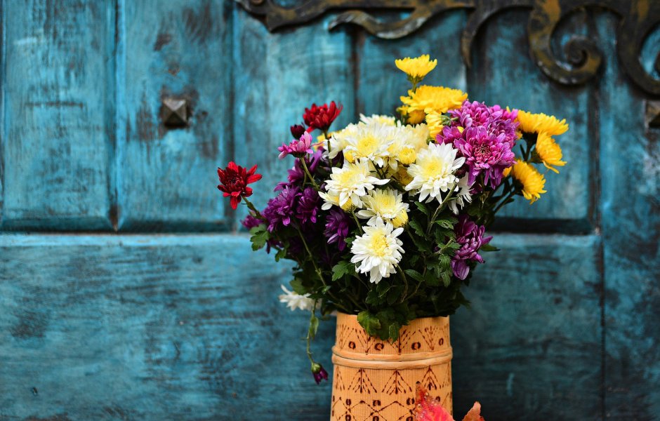 Цветочная композиция букет хризантемы размытый фон