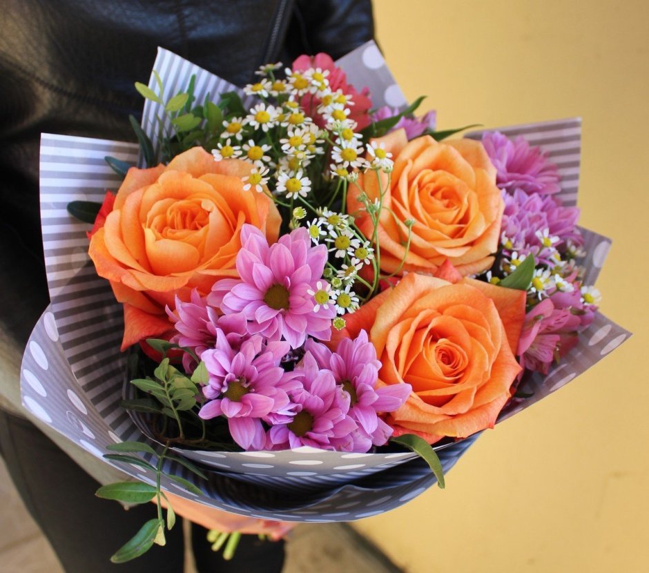 Букет с оранжевой кустовой розой и хризантемой