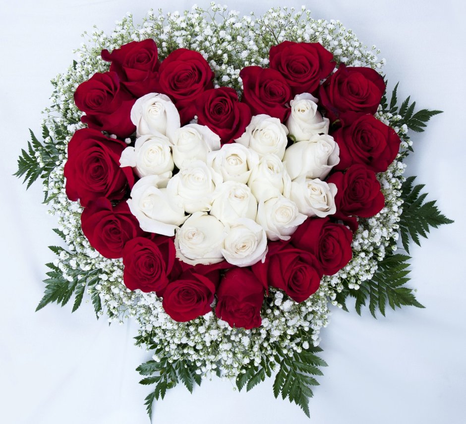 Букет белые и бордовые розы