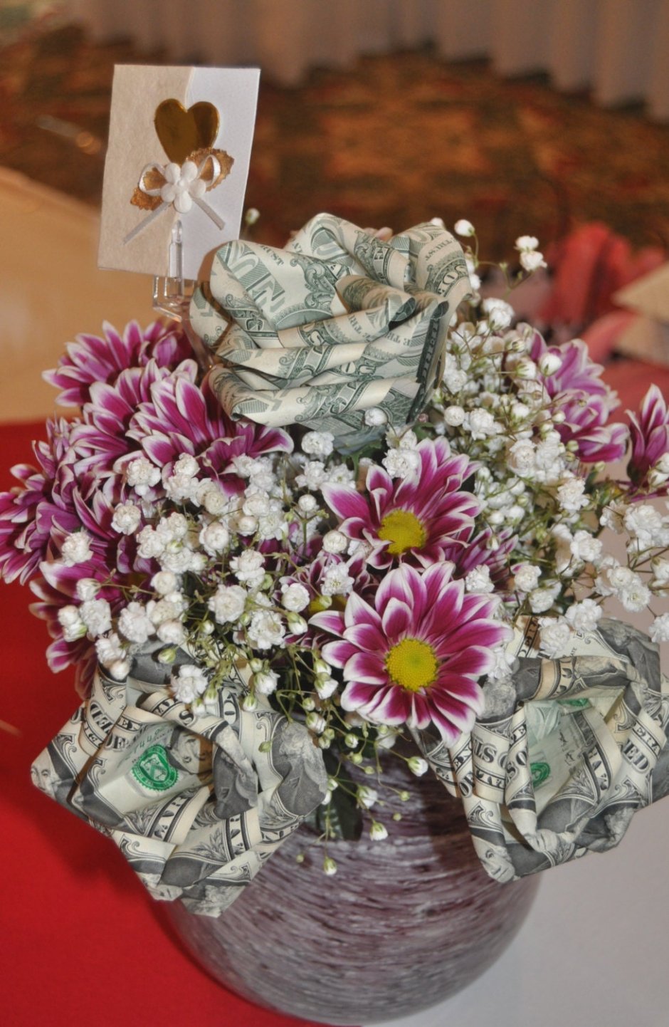 Букет из цветов и денег