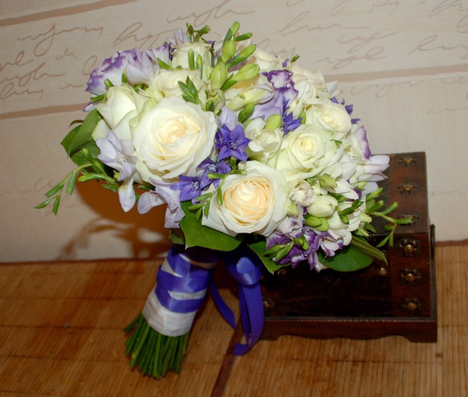 Букет невесты из белых роз и лизиантуса