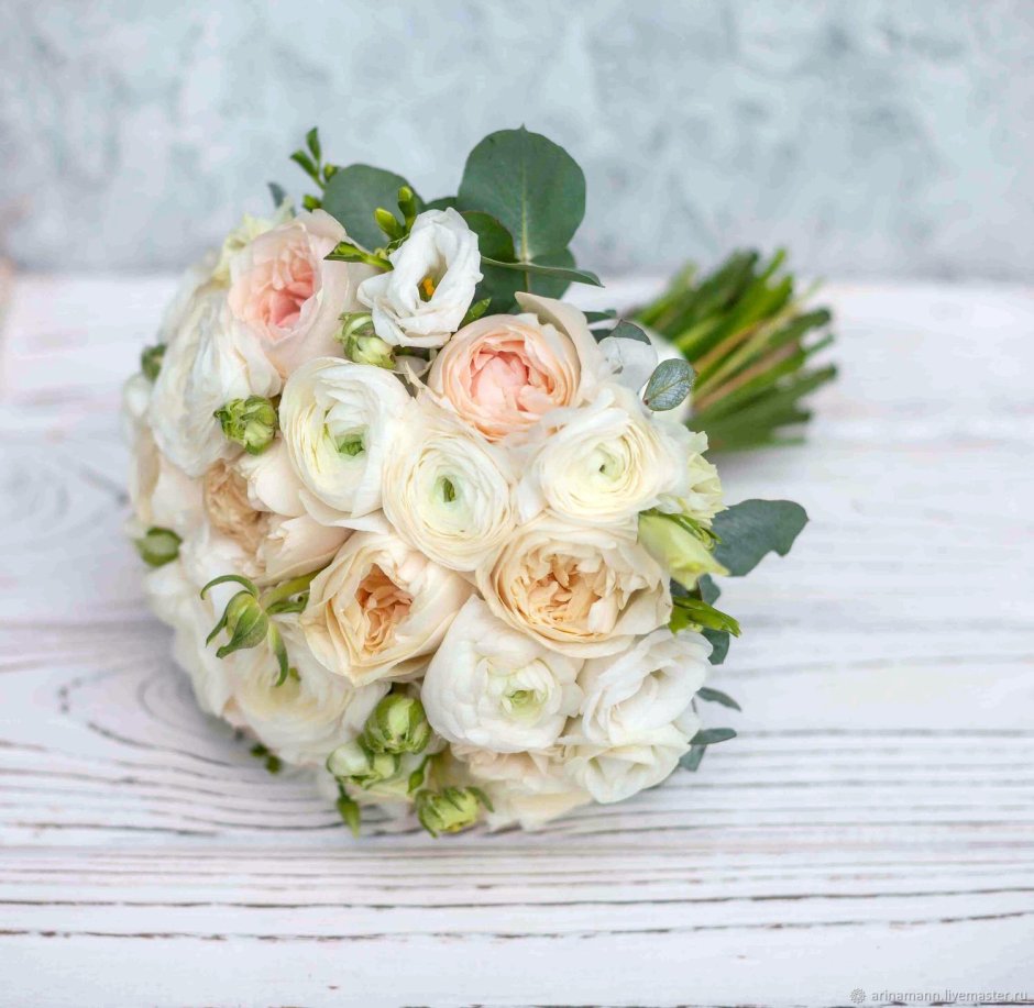 Свадебный букет из ранункулюсов и пионовидных роз