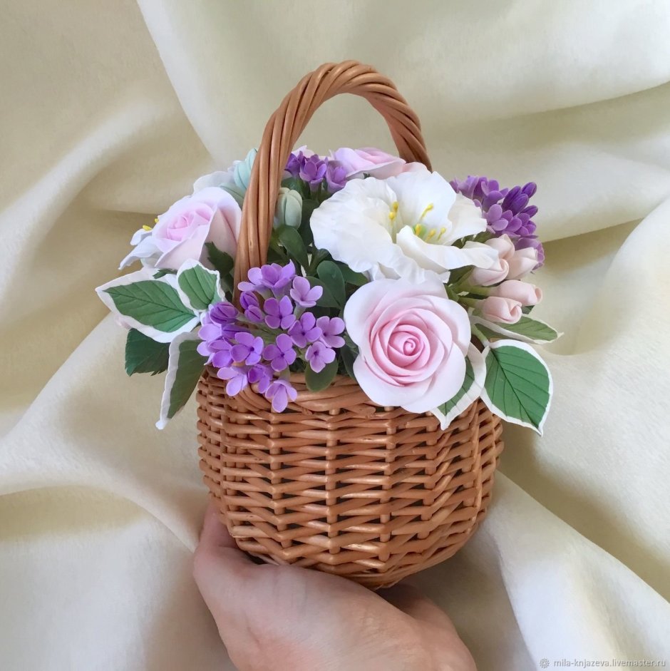 Маленькая корзинка с цветами
