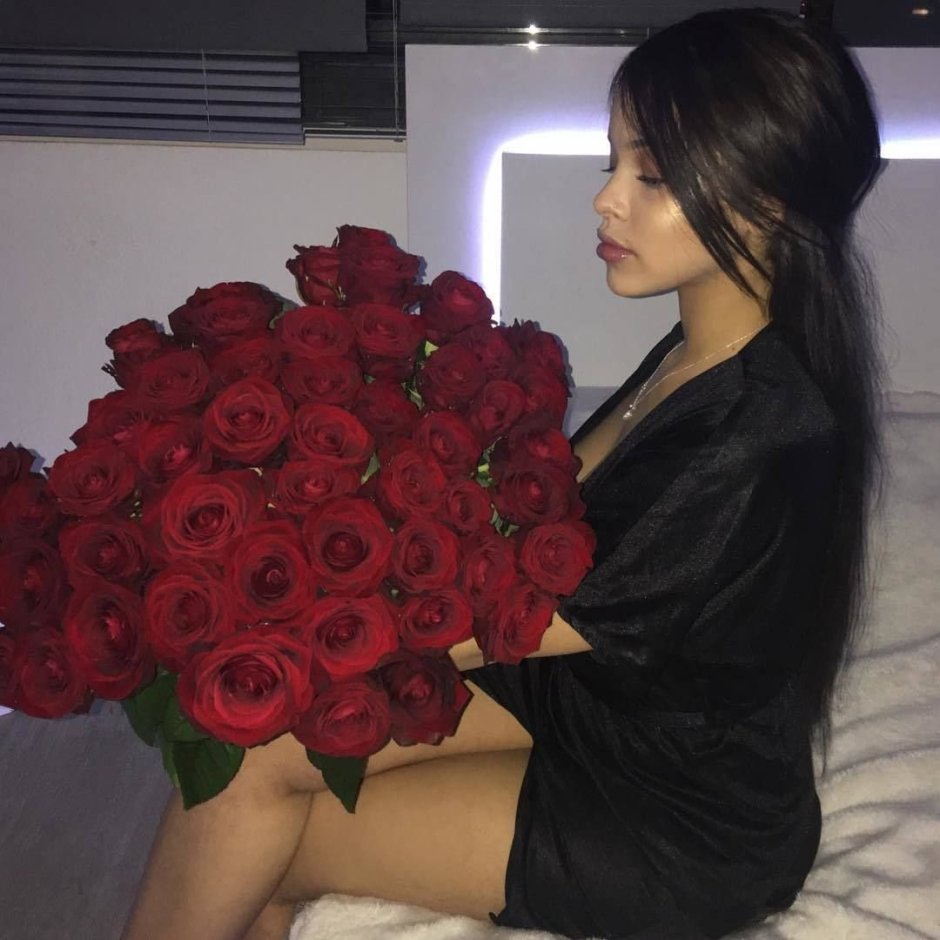 Девушка с букетом красных роз