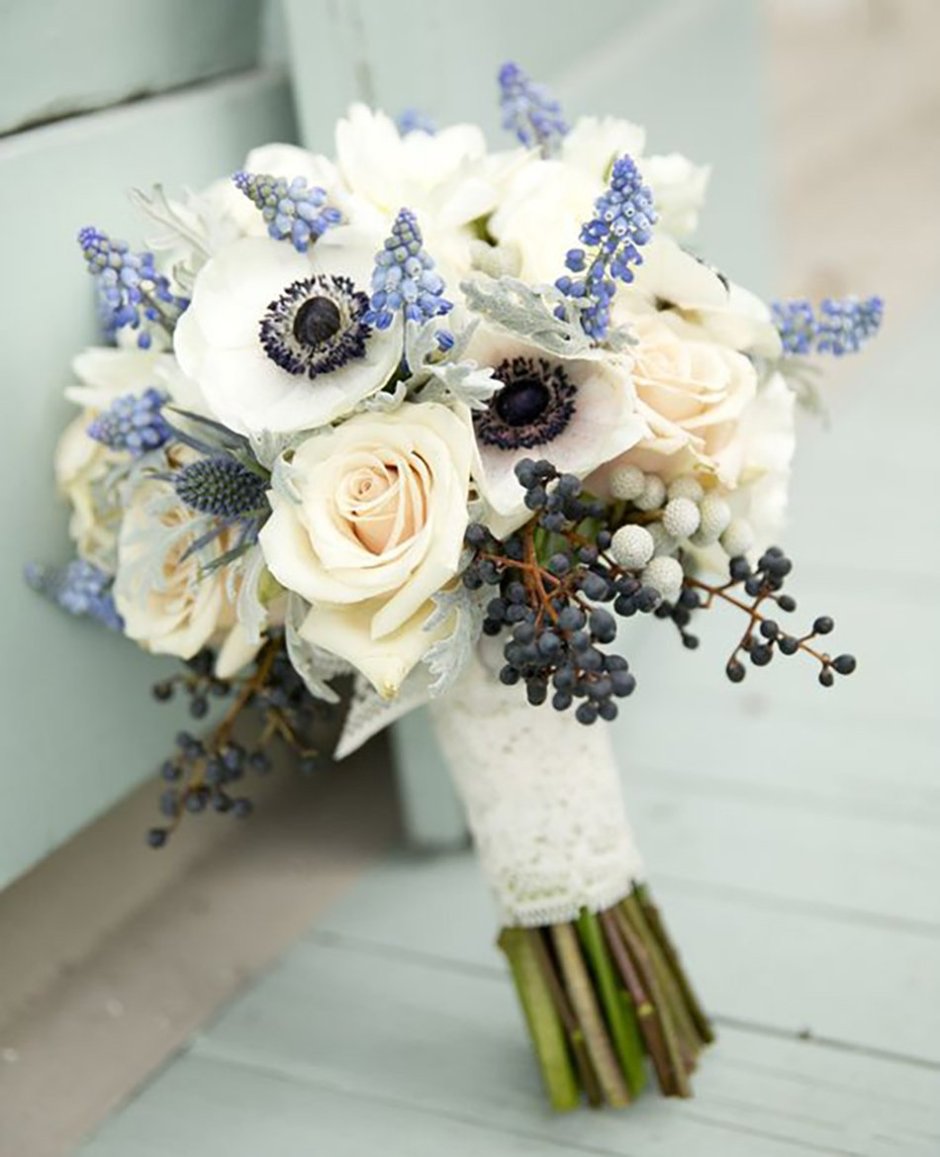 Букет невесты белый с синим анемоном