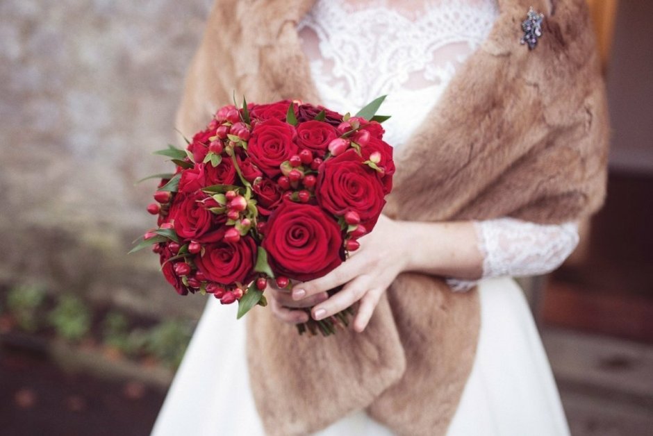 Зимний свадебный букет невесты с красными