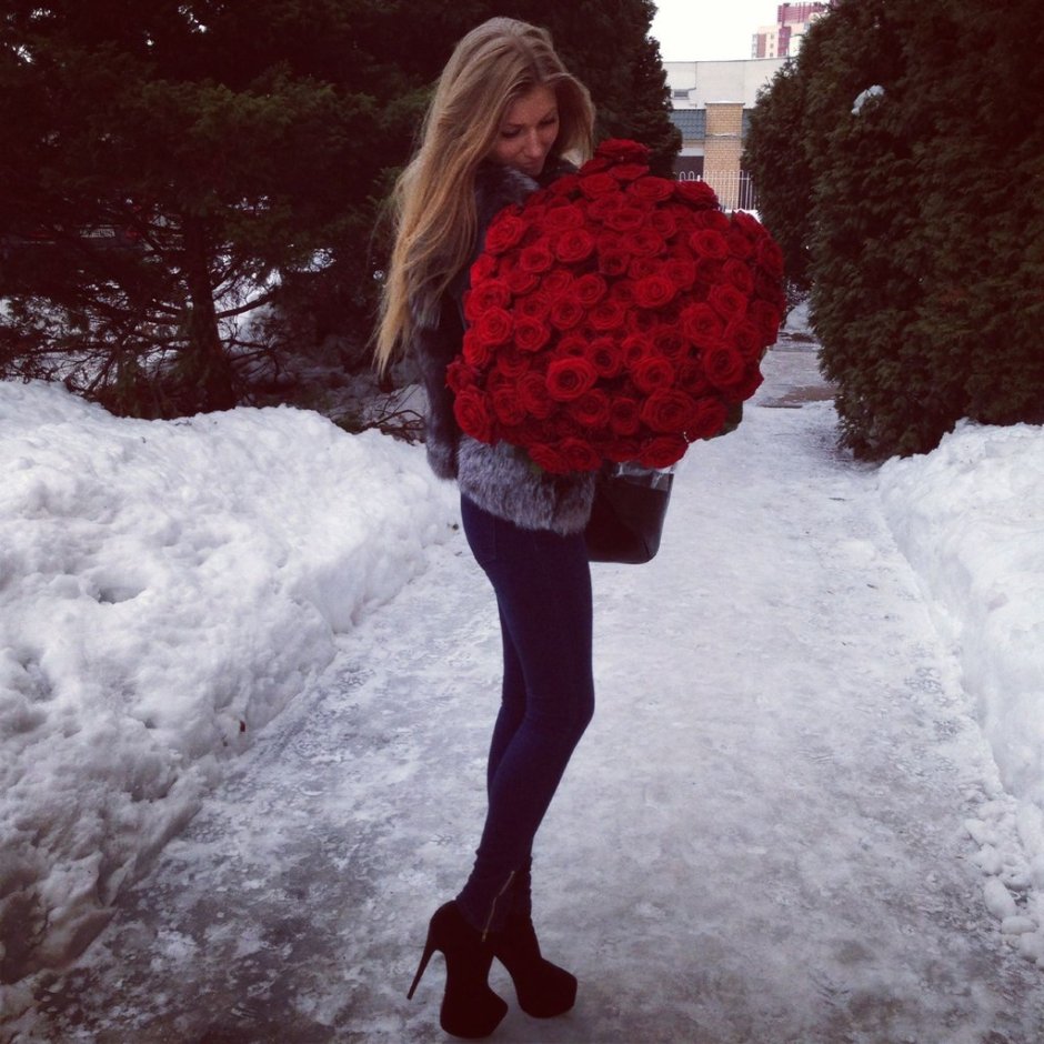 Девушка зимой с букетом роз