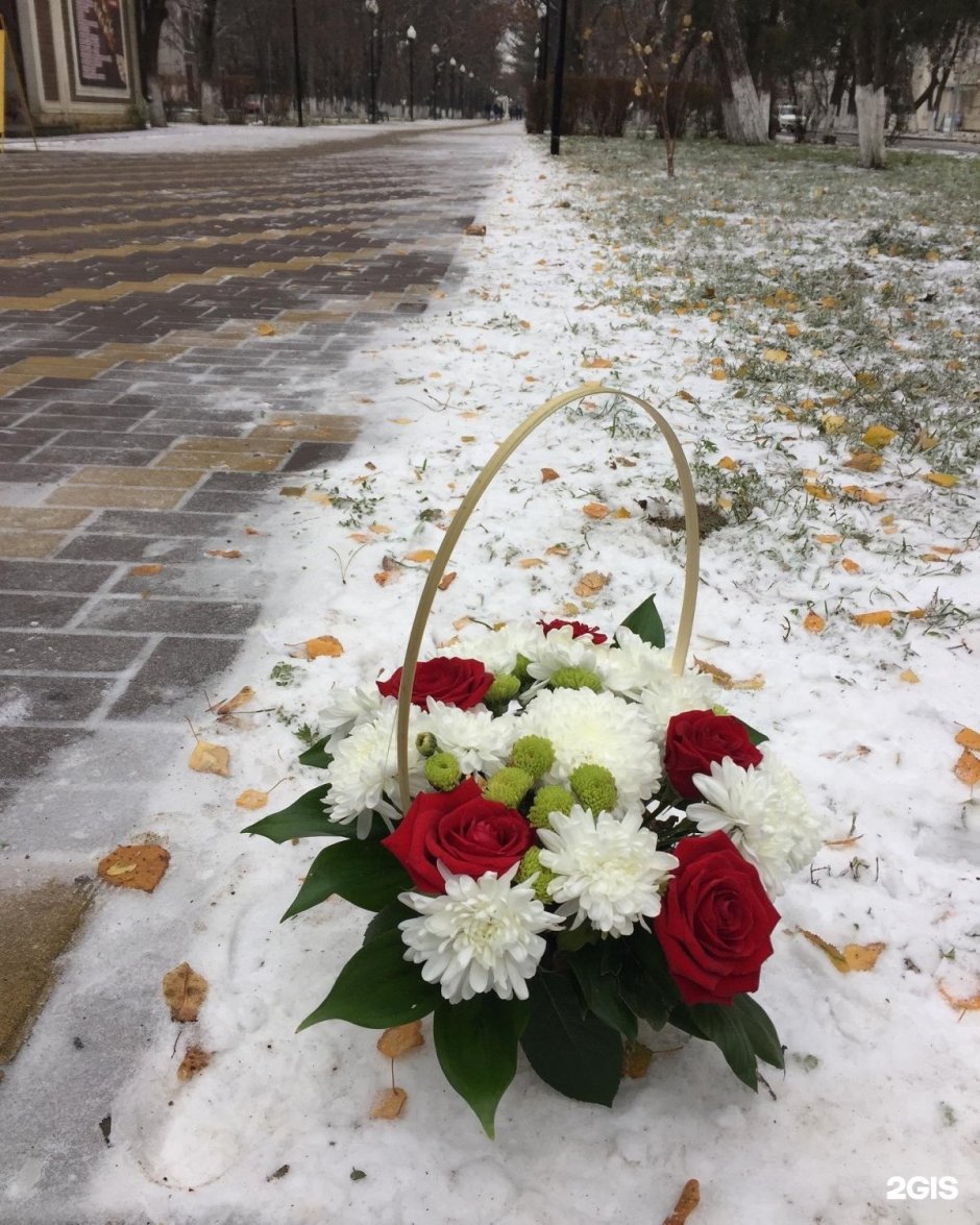 Корзина цветов на снегу