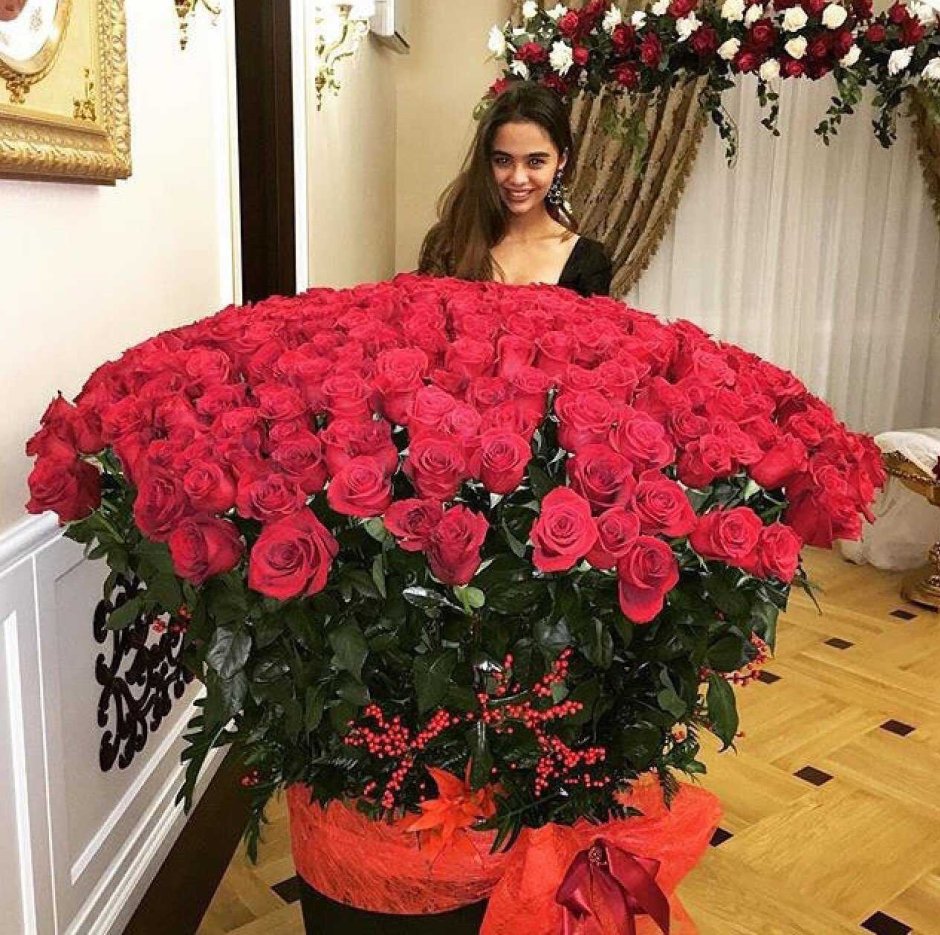 Женщина с большим букетом цветов