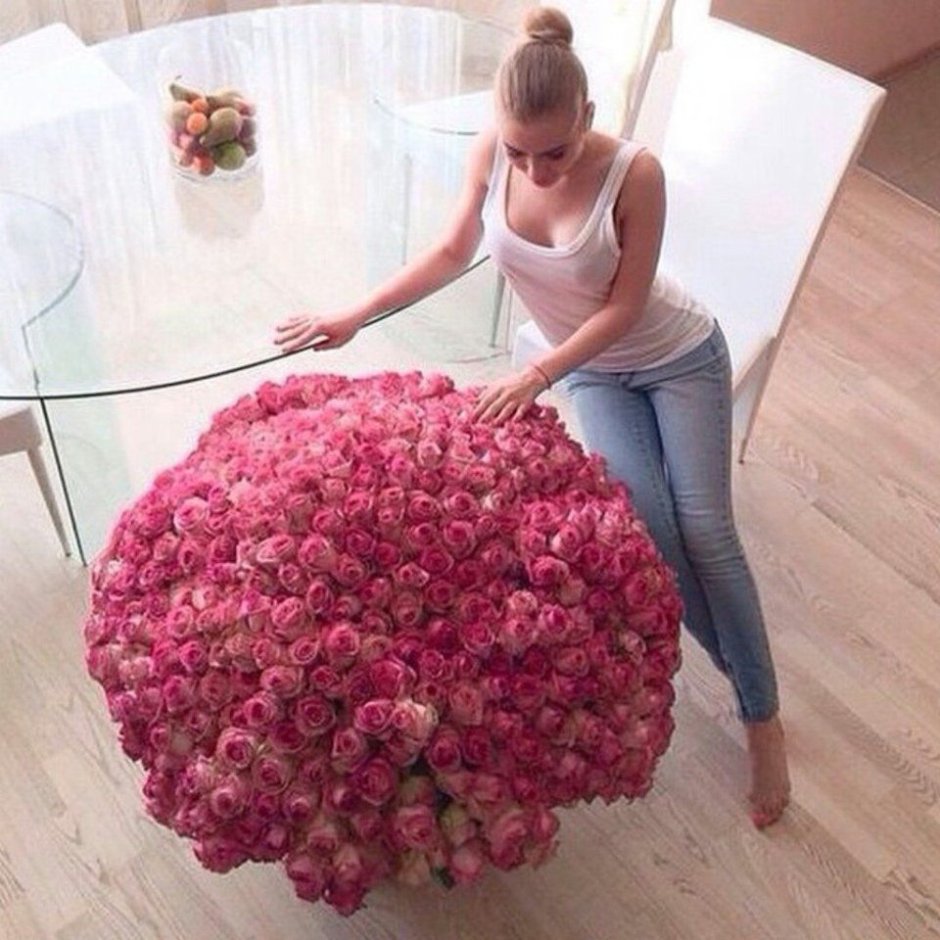 Девушка с огромным букетом цветов