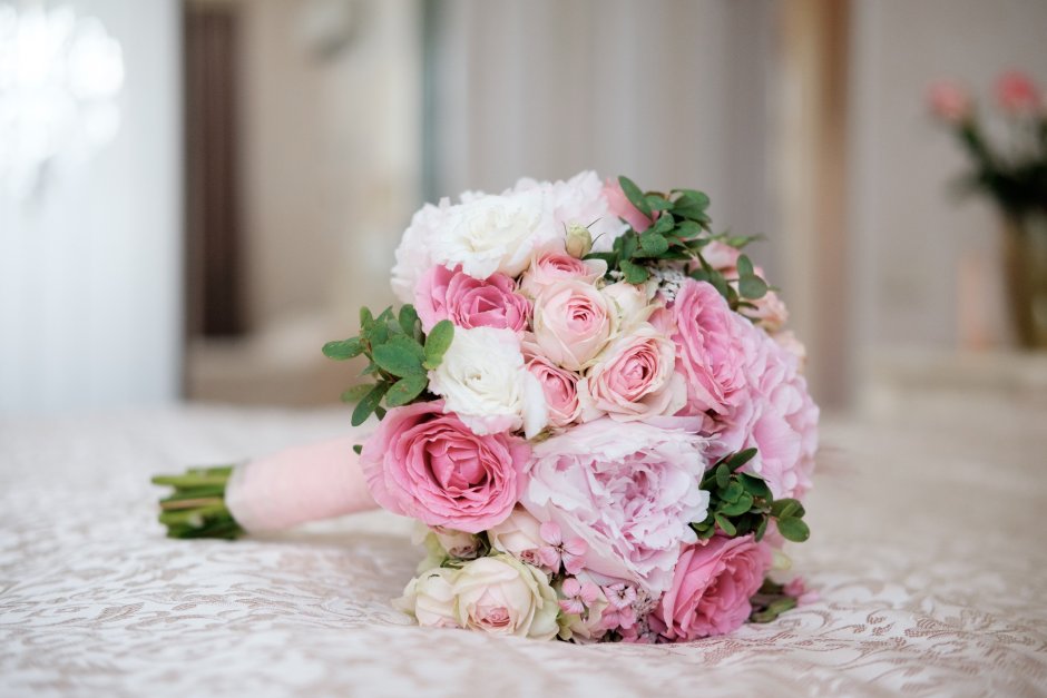 Красивый свадебный букет с розами и пионами