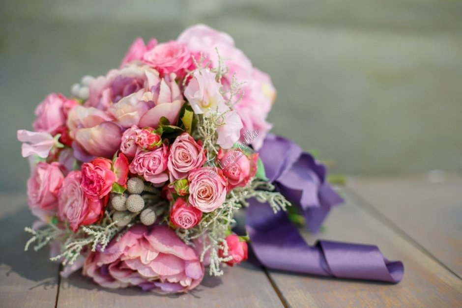 Нежный букет цветов невесте