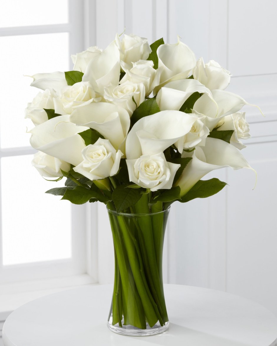Белая ваза с цветами