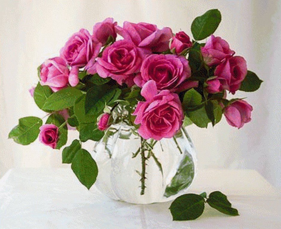 Розовые розы в красивой вазе