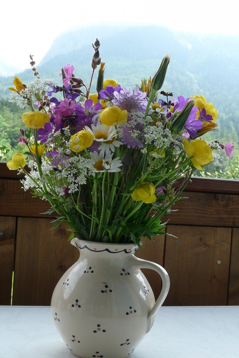 Цветы в вазах