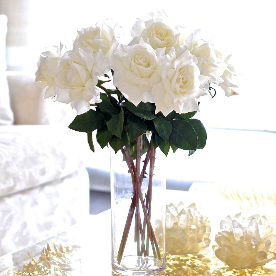 Букет белых роз в вазе