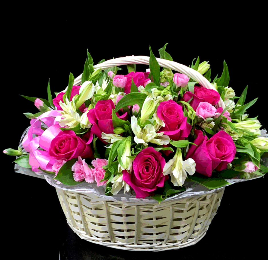 Красивый букет цветов в корзине