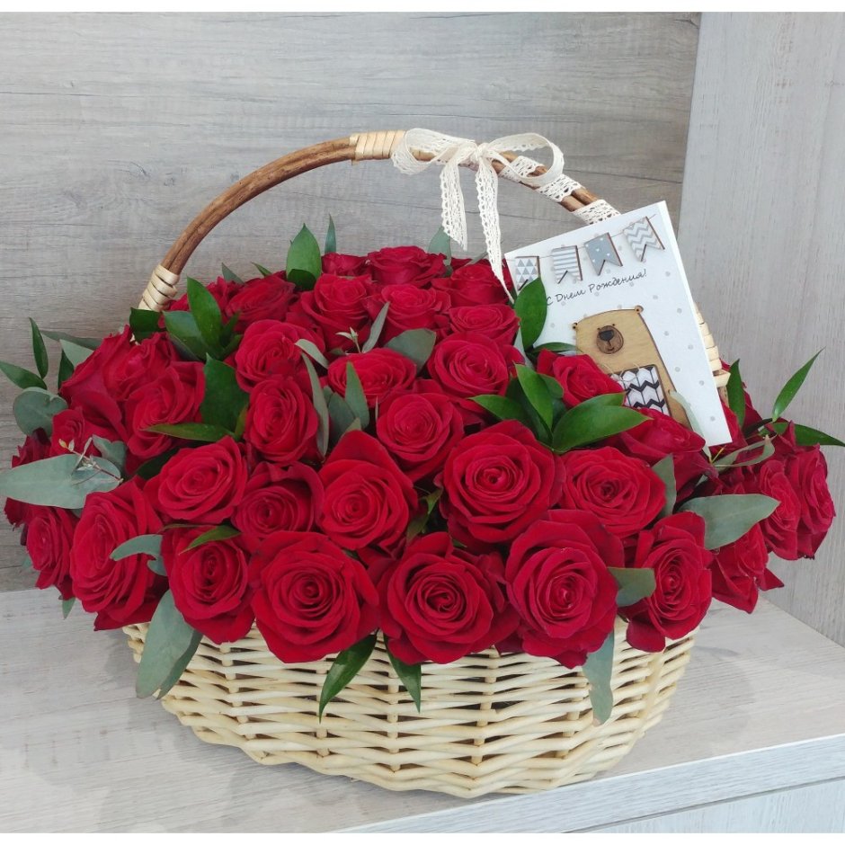 Букет красных роз в корзине