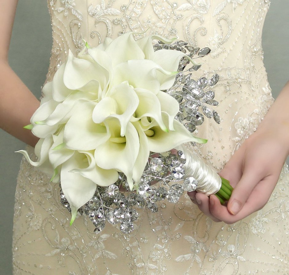 Свадебный букет с каллами и платье