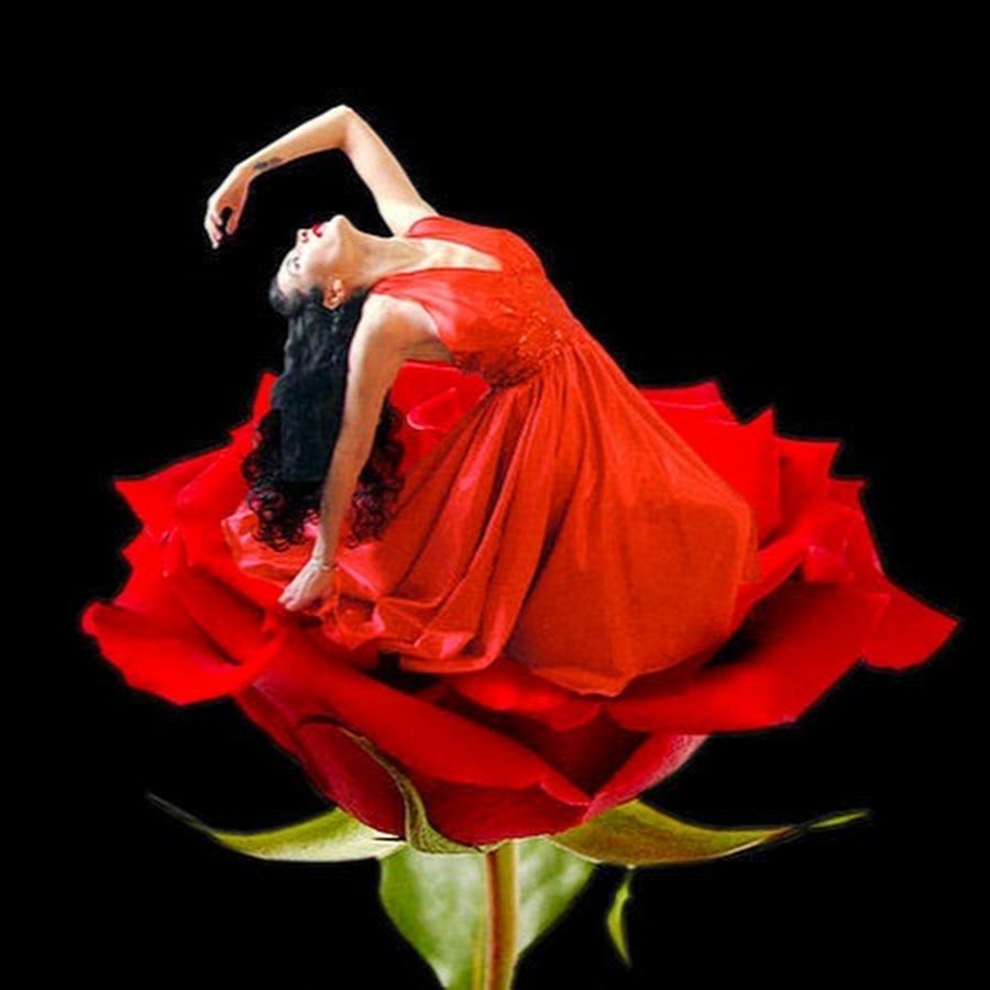 Девушка в Красном платье с цветами