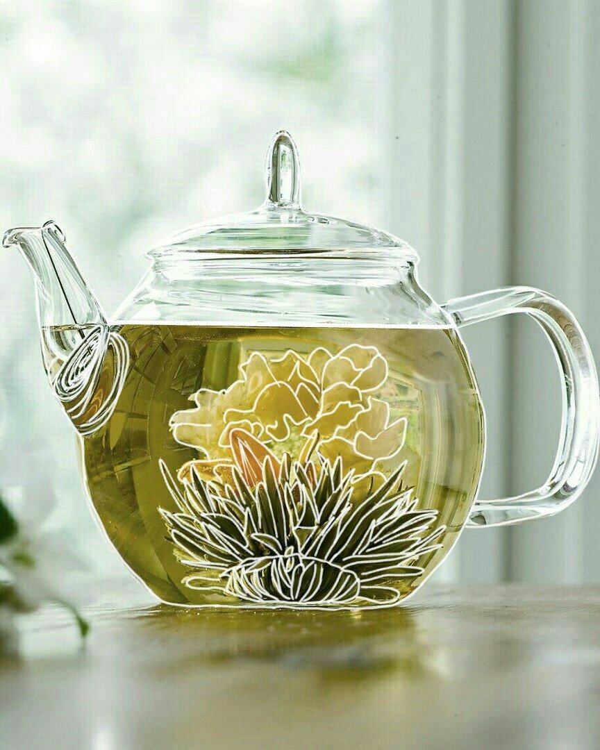 Травяной чай в стеклянном чайнике