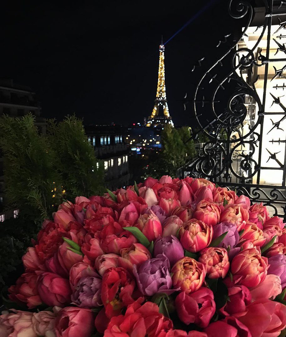 Девушка с букетом роз в Париже