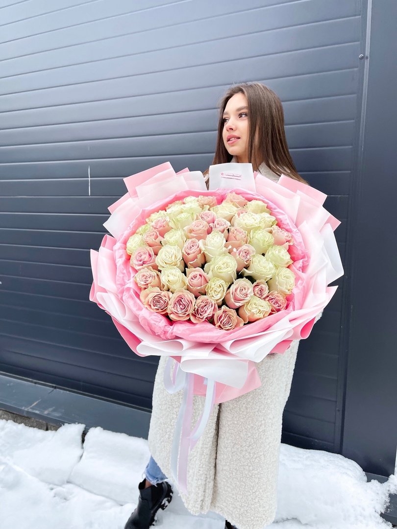 Женщина с розовыми розами Инстаграм