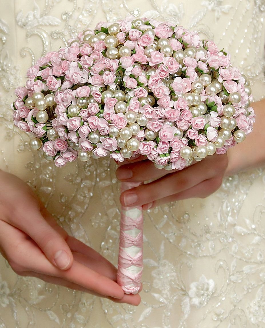Букет невесты из гипсофилы и кустовых роз