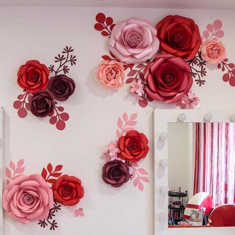 Украшение стены бумажными цветами
