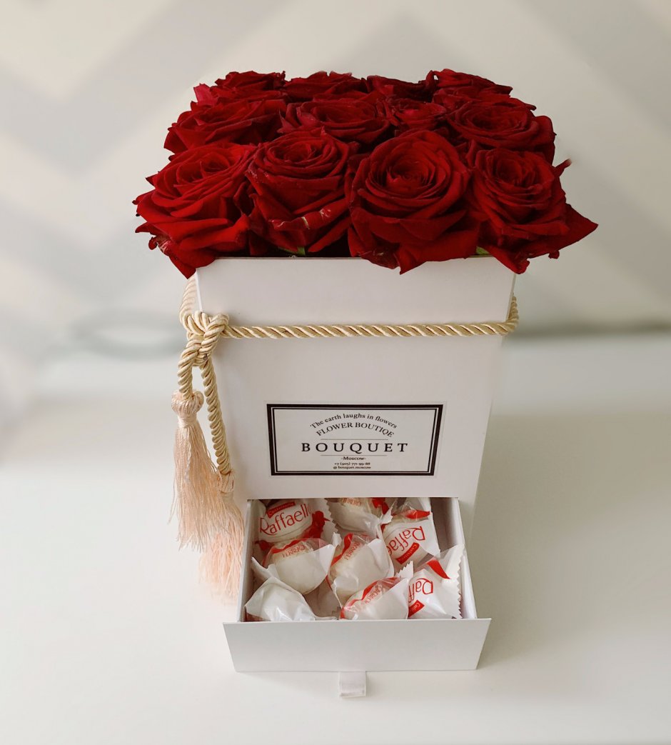 Коробка с цветами и конфетами