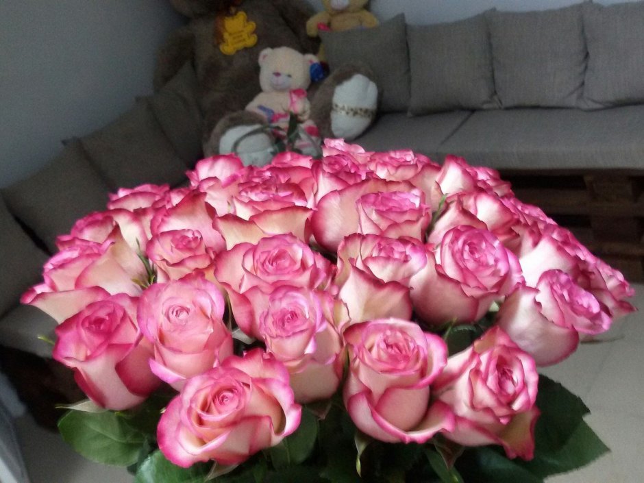 Красивый букет роз на кровати