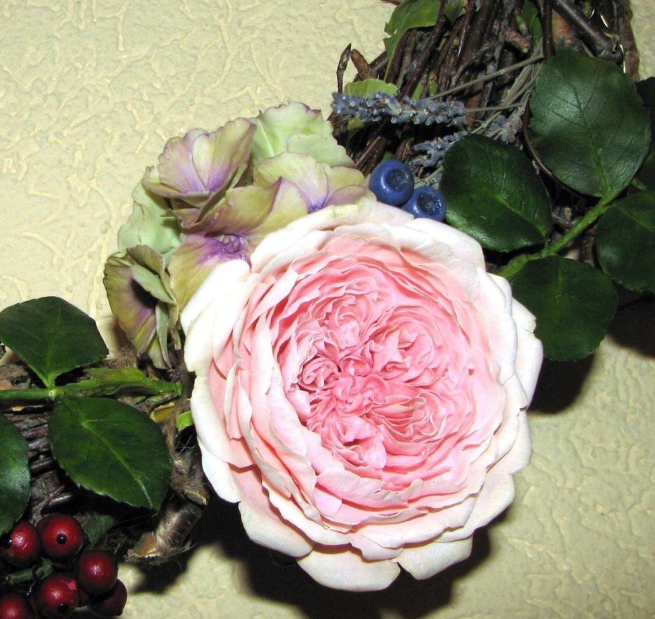 Пионовидная роза из мастики
