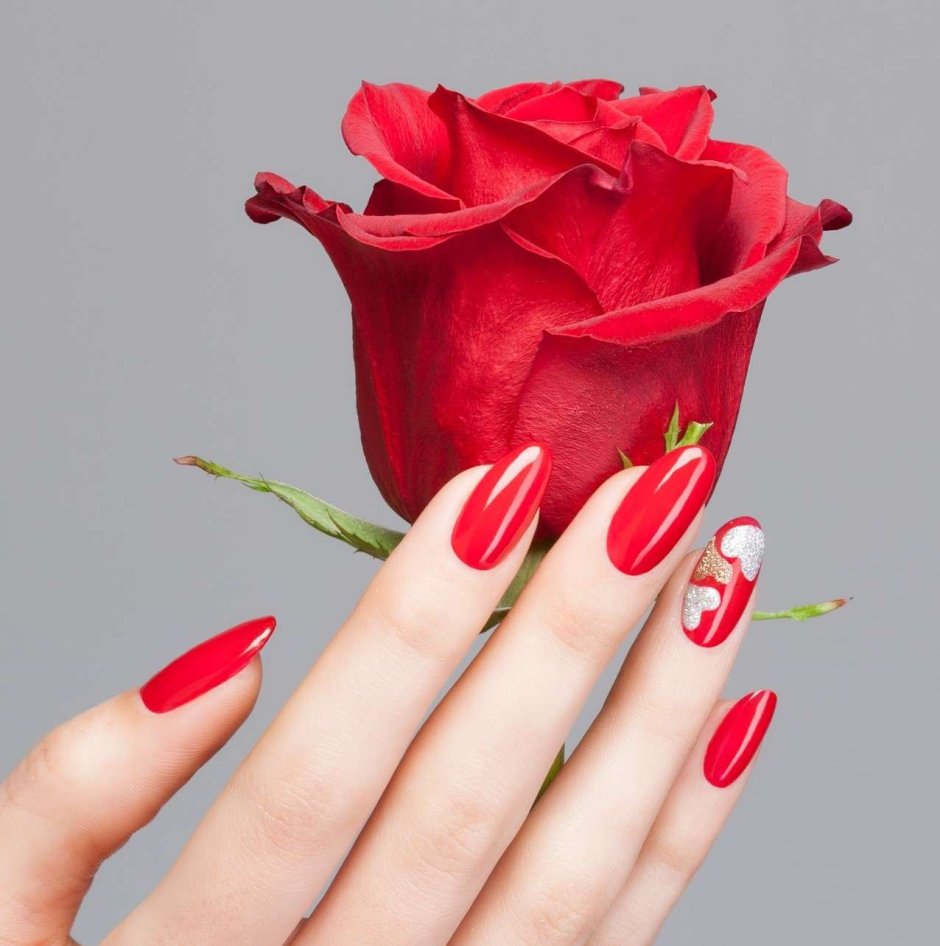 Красные ногти с розами