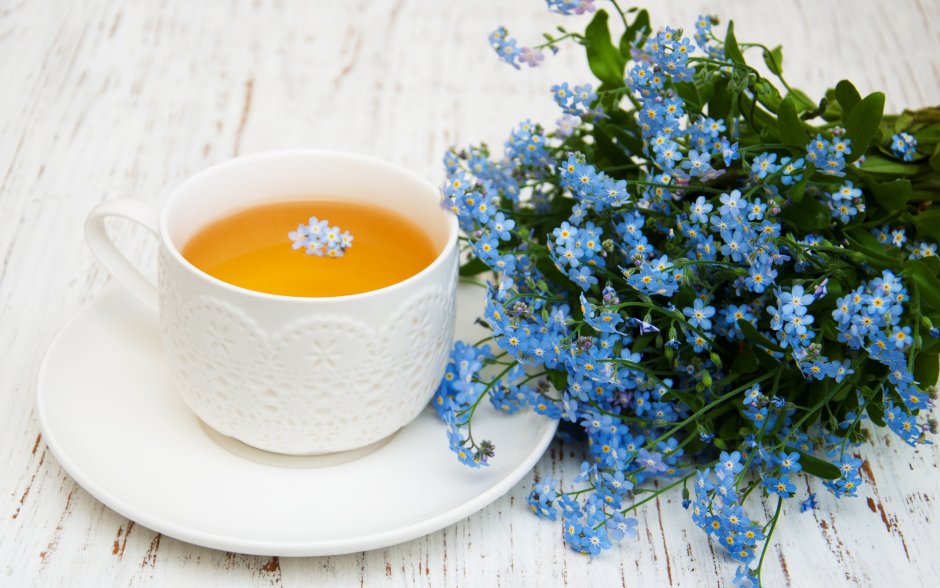 Букет полевых цветов и чай
