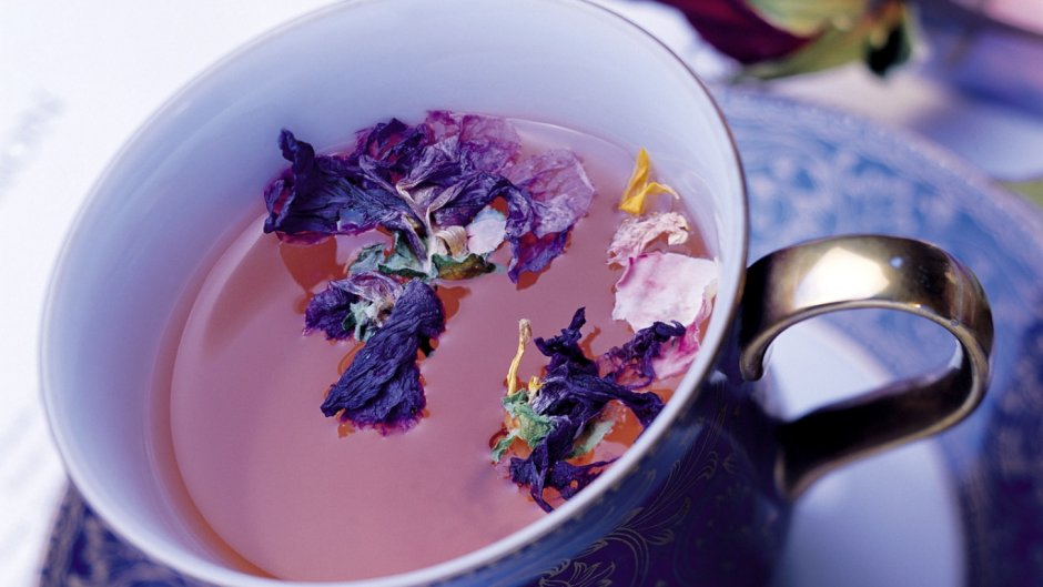 Чай с фиолетовыми цветочками