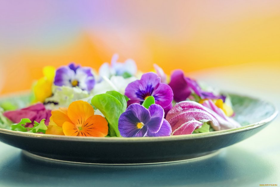 Цветы на тарелке