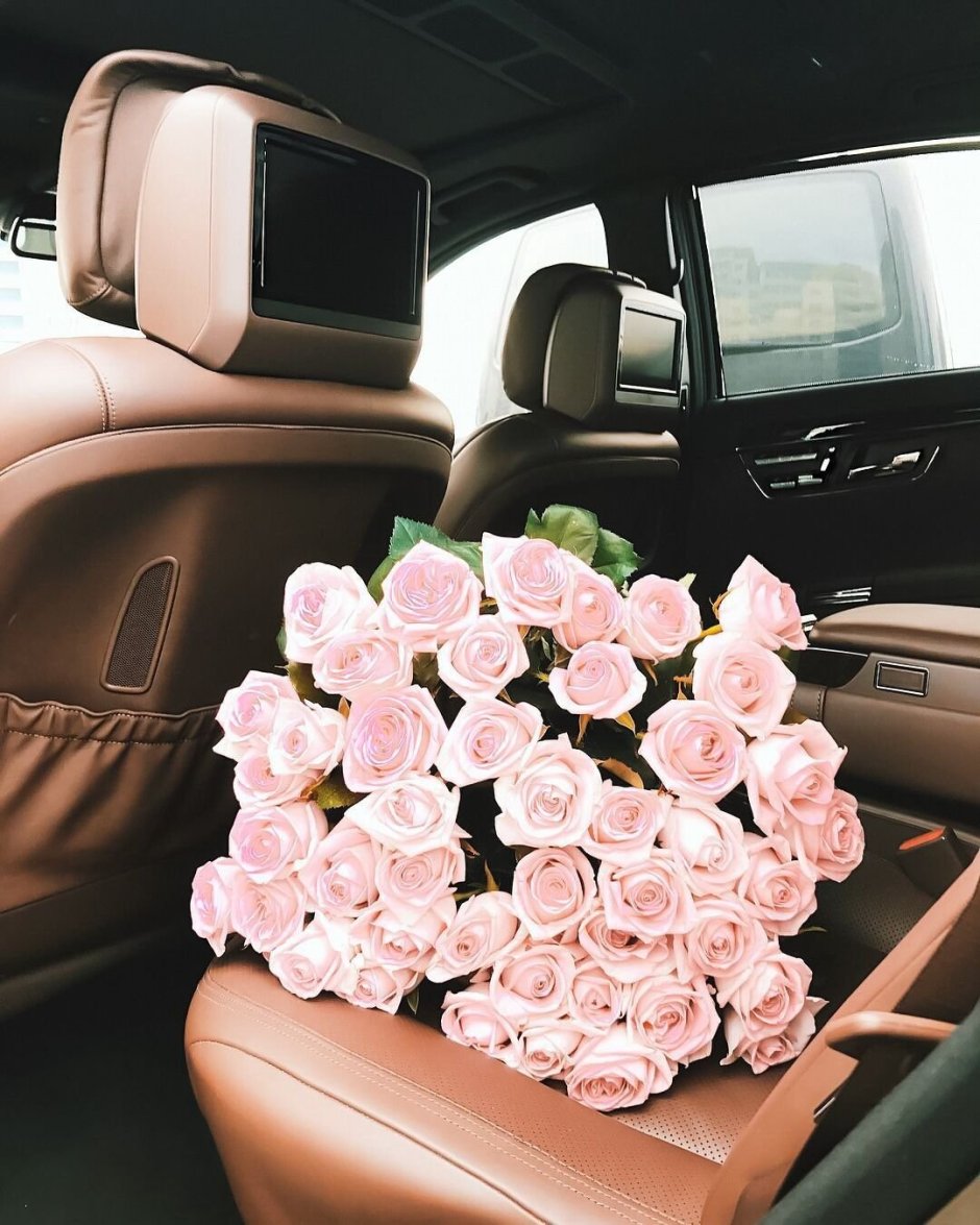 Шикарный букет цветов в машине