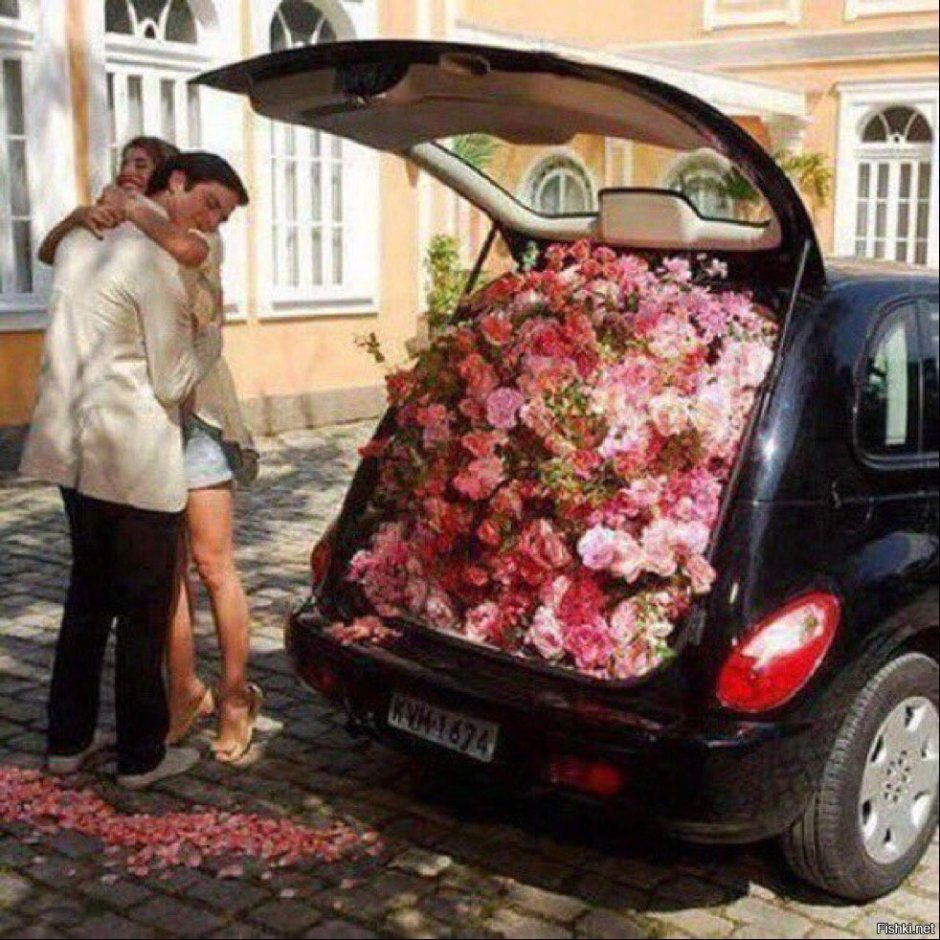 Цветы в багажнике авто