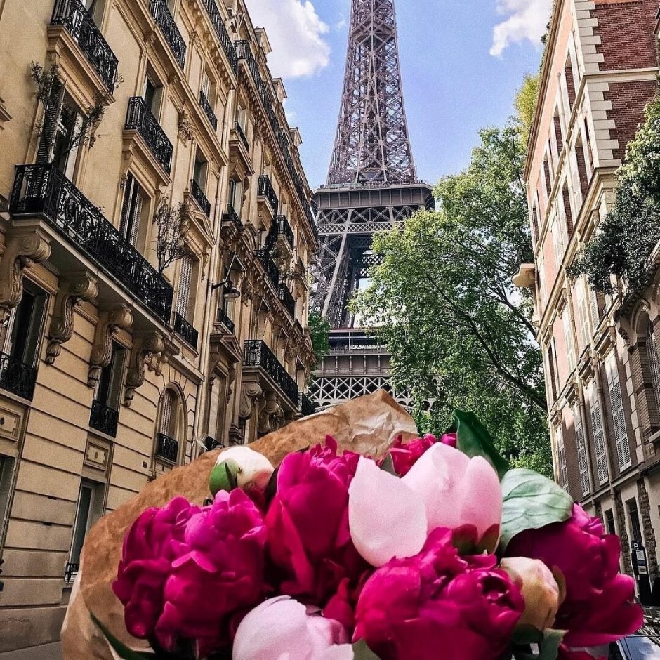 Эйфелева башня в Париже розы