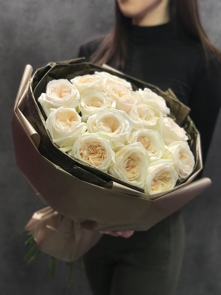 Шикарный букет для девушки пионовидные розы