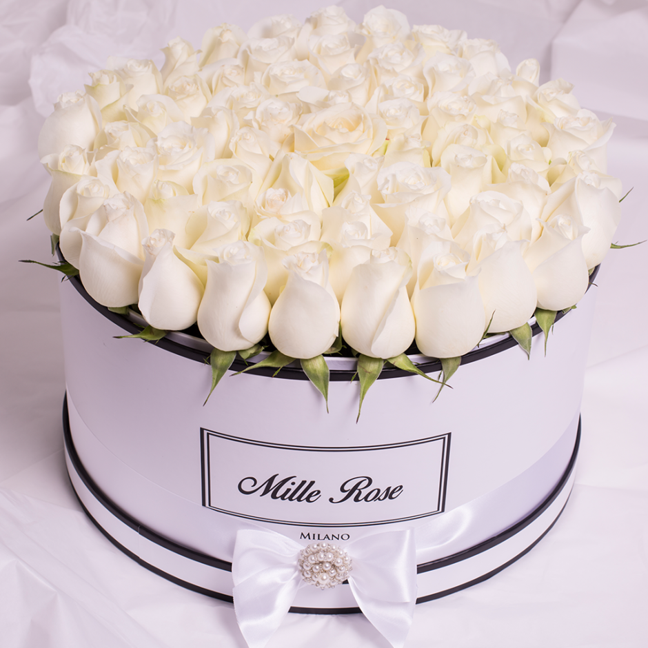 Букет белых роз в коробке