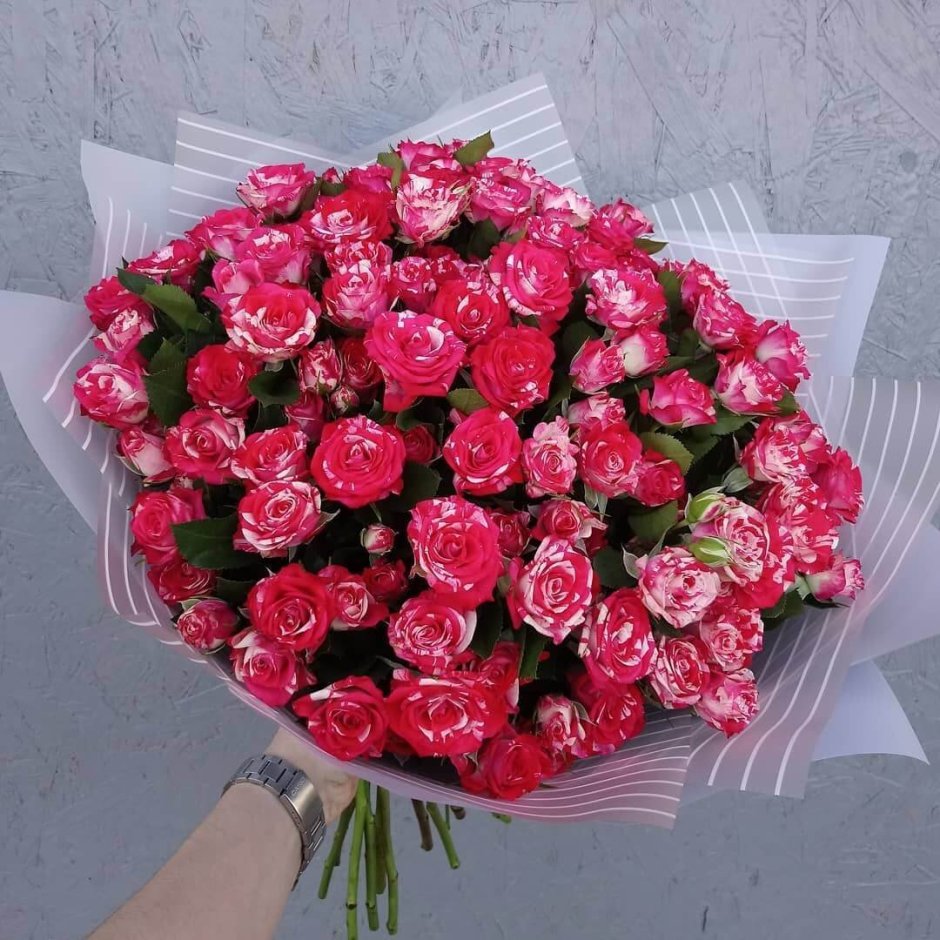 Букеты с кустовыми розами Файер Воркс и Хризантема