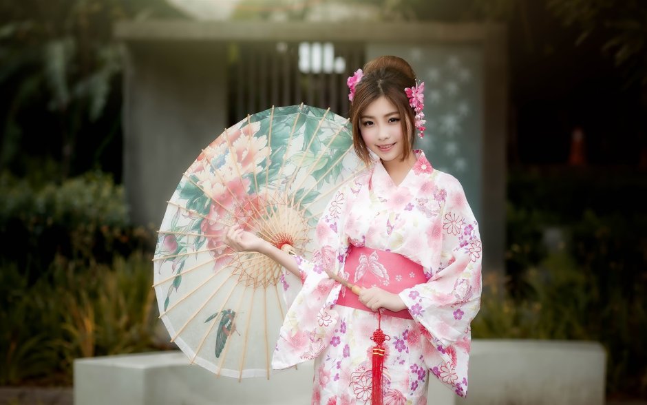 Японская девушка в кимоно