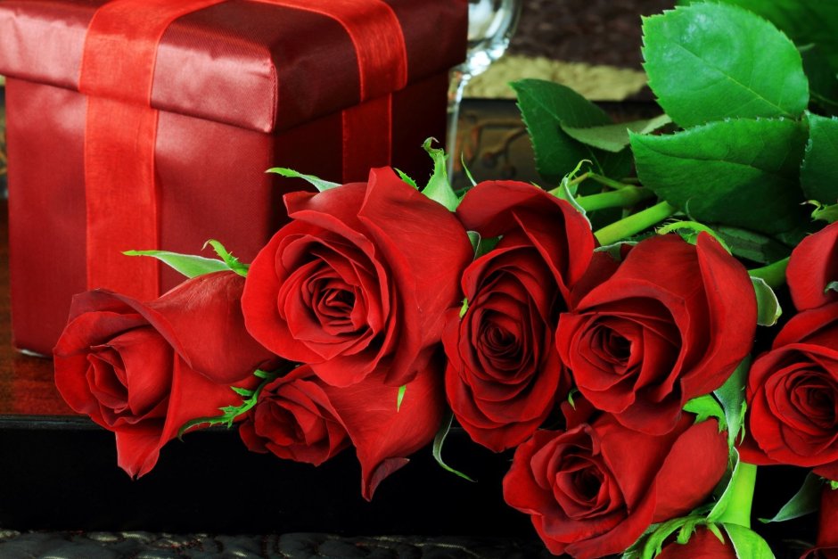 Букет красных роз с днем рождения