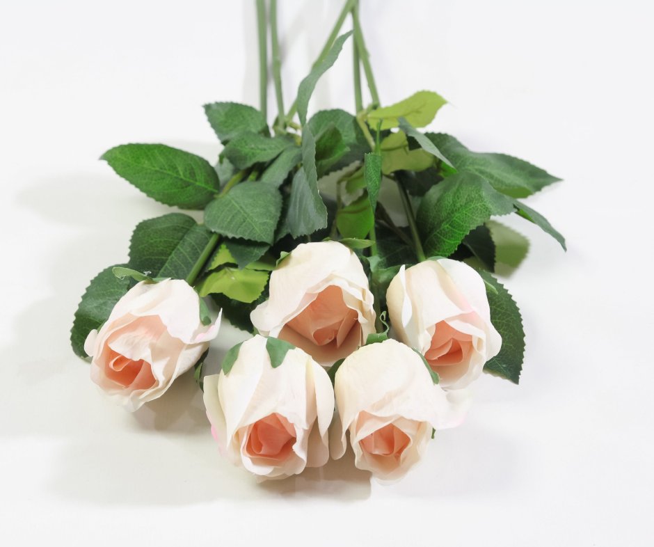 Искусственные цветы розы белые